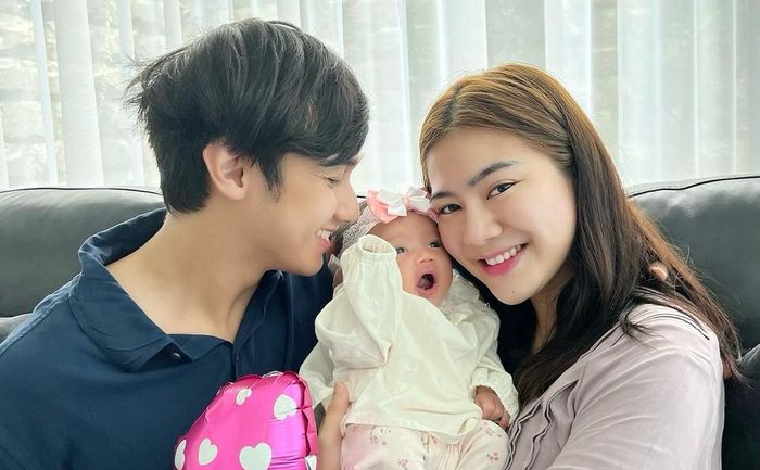 Potret bahagia keluarga kecil Hito Caesar dan Felicya Angelista.