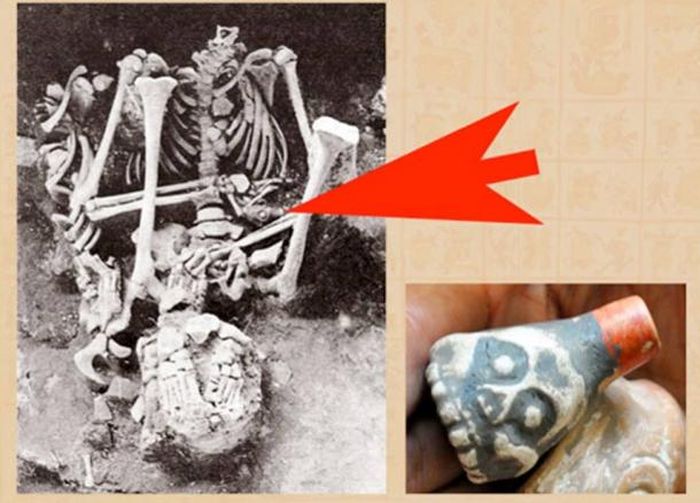 Kerangka seorang pria yang dimakamkan di kuil dewa angin, Tlatelolco, dengan peluit kematian Aztec.