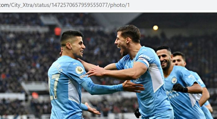 Dua bek Manchester City, Joao Cancelo dan Ruben Dias, merayakan gol ke gawang Newcastle United dalam laga Liga Inggris di Stadion St. James' Park.