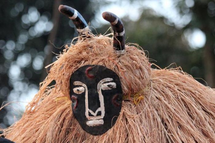 Zangbeto, voodoo penjaga perdamaian di bawah kepercayaan agama Yoruba. Zangbeto secara tradisional bertugas sebagai layanan polisi informal untuk menegakkan perdamaian di pedesaan Benin.