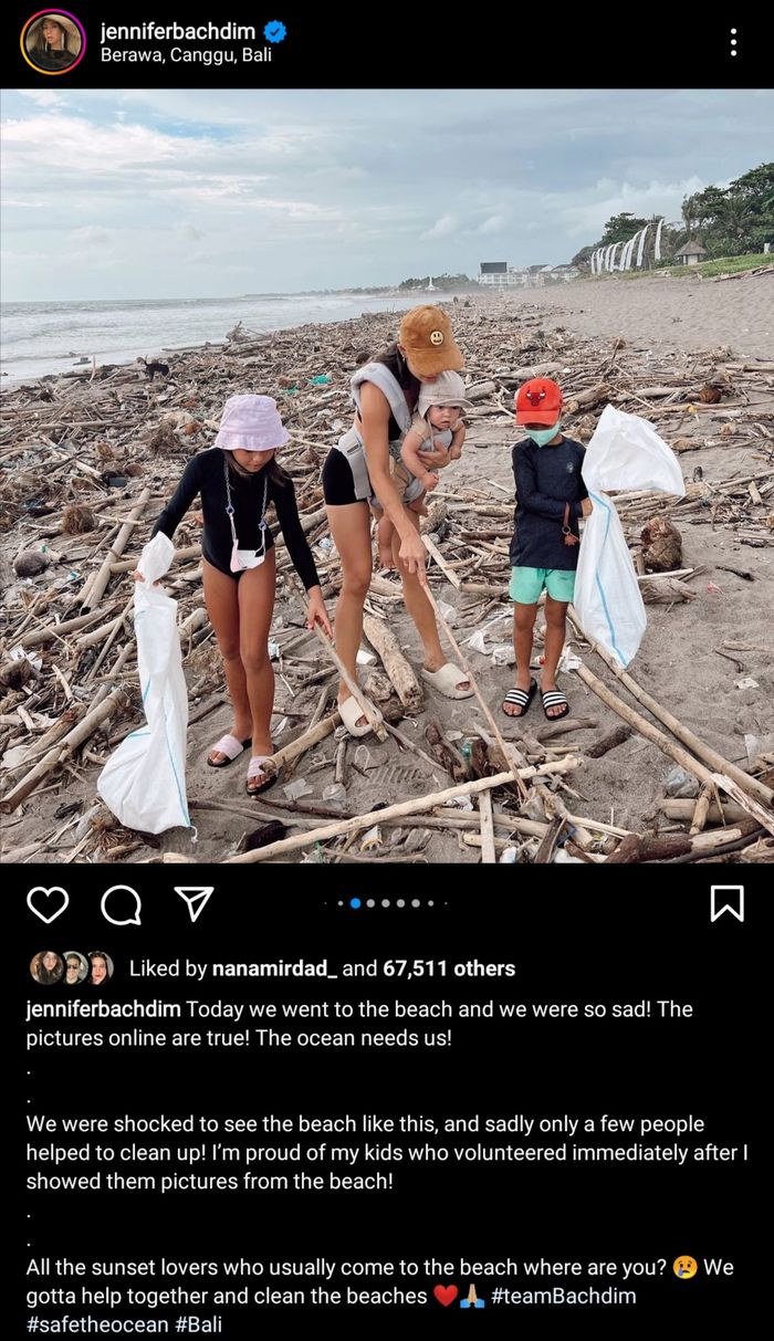 Aksi Jennifer Bachdim dan anak-anaknya yang ikut membersihkan Pantai Berawa dari sampah kiriman.