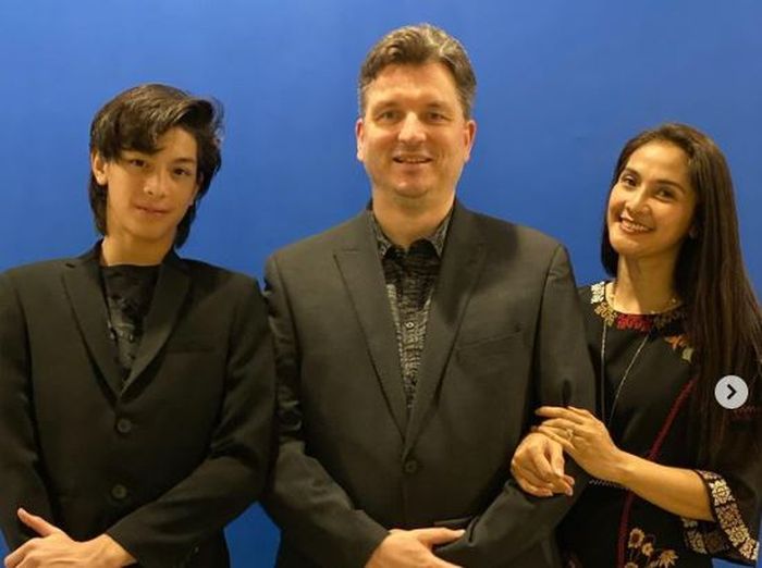 Eddy Meijer terlihat tampan saat mengenakan jas