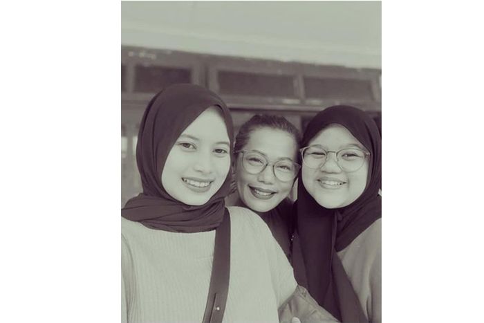 Ada Triana Rachmawati, urus keluarga sambil jalani profesi sebagai mitra ShopeeFood agar anak bisa dapat pendidikan tinggi. 