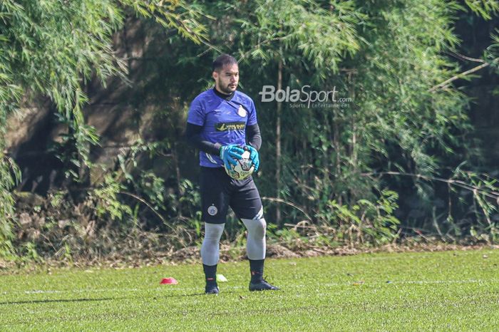 Kiper Persija Jakarta, Andritany Ardhiyasa, nampak sedang menangkap bola dalam latihan di Por Pelita Jaya, Sawangan, Jawa Barat, 17 Desember 2021.