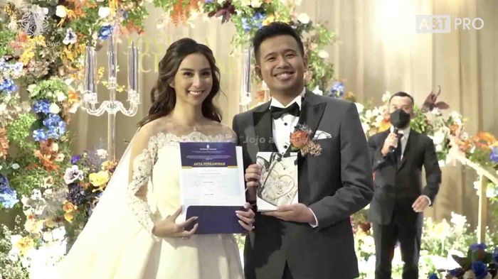 Joshua Suherman dan Clairine Clay resmi menikah hari ini, Rabu (22/12/2021). Joshua dan Clairine memamerkan akta perkawinan dan Alkitab yang mereka dapat usai pemberkatan.