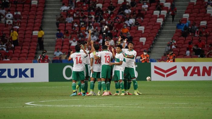 Skuad timnas Indonesia membakar semangat saat menghadapi Singapura pada leg pertama semifinal Piala AFF 2020.