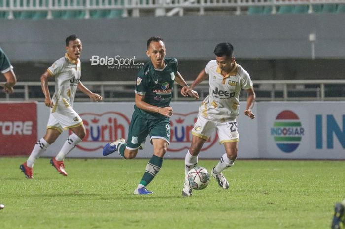 Pemain Dewa United, Suhandi (kanan), sedang menguasai bola dan dibayangi pilar PSMS Medan, Rachmad Hidayat (kiri), dalam laga pekan ketiga babak delapan besar Liga 2 2021 grup Y di Stadion Pakansari, Bogor, Jawa Barat, 23 Desember 2021.