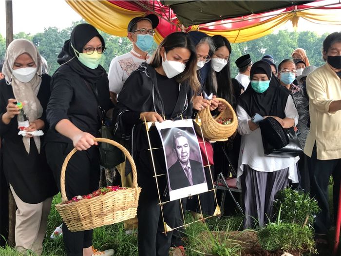 Nirina Zubir saat prosesi pemakaman di TPU Tanah Kusir, Kebayoran Lama, Kamis (23/12/2021).