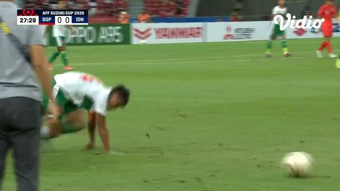 Asnawi Mangkualam dalam proses gol timnas Indonesia ke gawang Singapura (23/12/2021).
