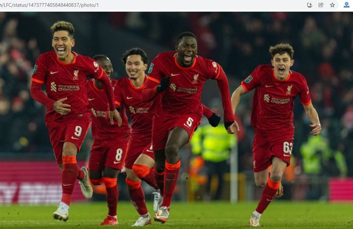 Para pemain Liverpool merayakan kemenangan atas Leicester City lewat adu penalti pada babak perempat final Piala Liga Inggris 2021-2022 di Stadion Anfield, Rabu (22/12/2021).