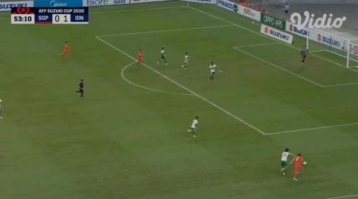 Elkan Baggott saat beradu sprint dengan striker Singapura Irfan Fandi (22/12/2021). 