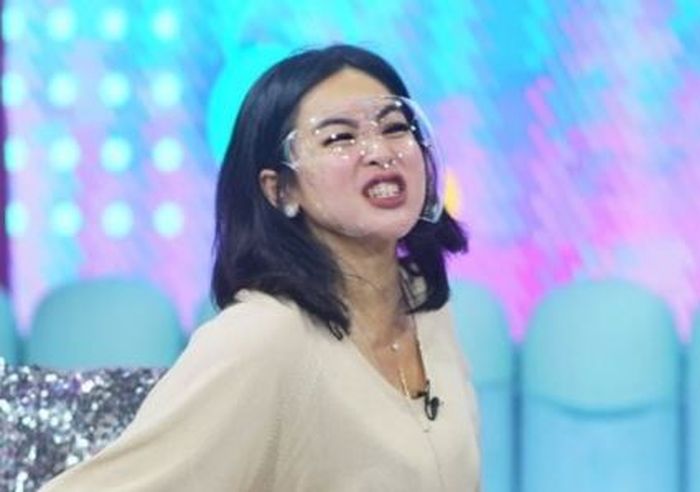 Feni Rose saat tampil di layar kaca