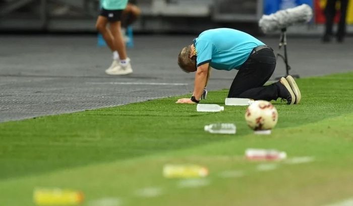 Pelatih Vietnam, Park Hang-seo ambruk setelah timnya dikalahkan Thailand.