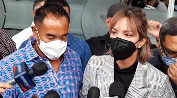 Ardi Bakrie dan Nia Ramadhani saat ditemui Grid.ID di Pengadilan Negeri Jakarta Pusat, Kamis (23/12/2021).