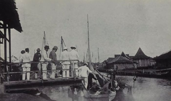 Orang-orang Eropa tengah mengantre menaiki perahu di Karimunjawa, Jepara.