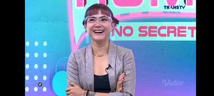 Belum genap 4 tahun menikah, aktris Poppy Sovia buka-bukaan soal perubahan sifat suaminya, Ahmad Gussaoki.