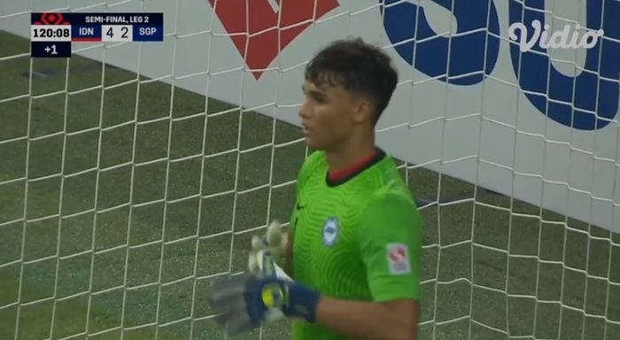 Ikhsan Fandi saat menjadi kiper dadakan Singapura (25/12/2021). 