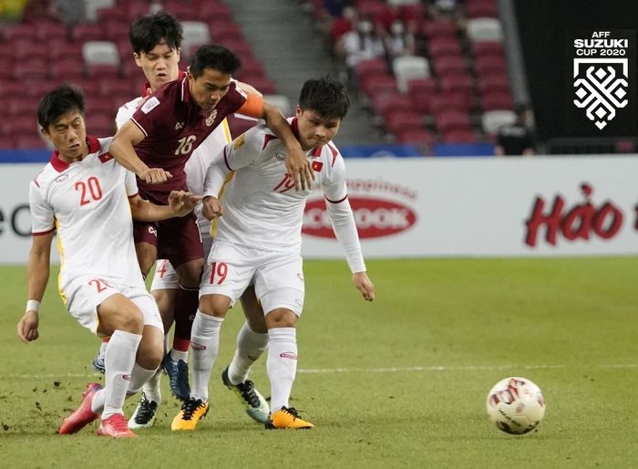 Kapten Thailand, Chanathip Songkrasin, mendapat kawalan ketat dari tiga pemain Vietnam pada leg kedua semifinal Piala AFF 2020.