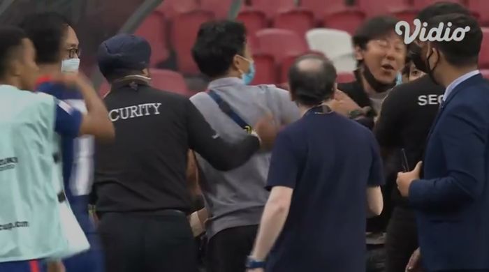 Pelatih Singapura Tatsuma Yoshida meminta maaf kepada Shin Tae-yong (25/12/2021). 