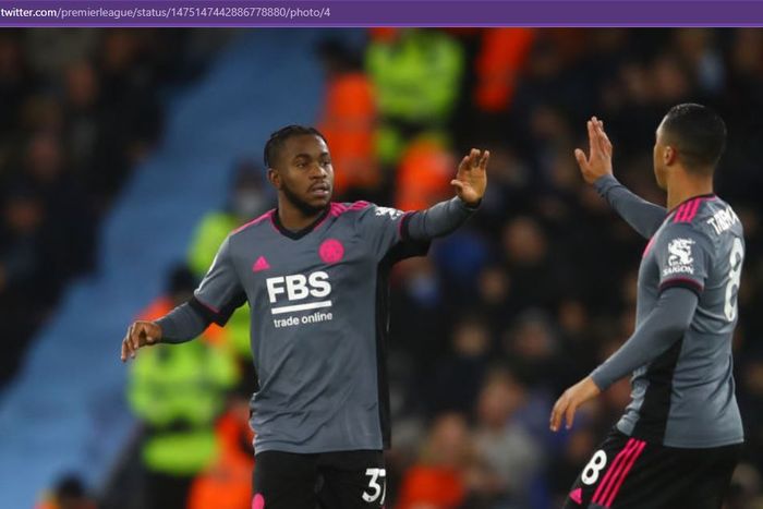 Penyerang Leicester City, Ademola Lookman, merayakan gol ke gawang Manchester City dalam laga Liga Inggris di Stadion Etihad, Minggu (26/12/2021).