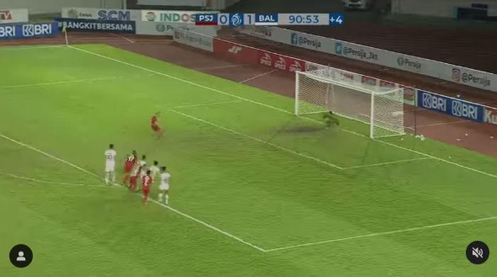 Nadeo Argawinata saat menepis penalti Marko Simic di Liga 1 2021/22 (25/11/2021). 