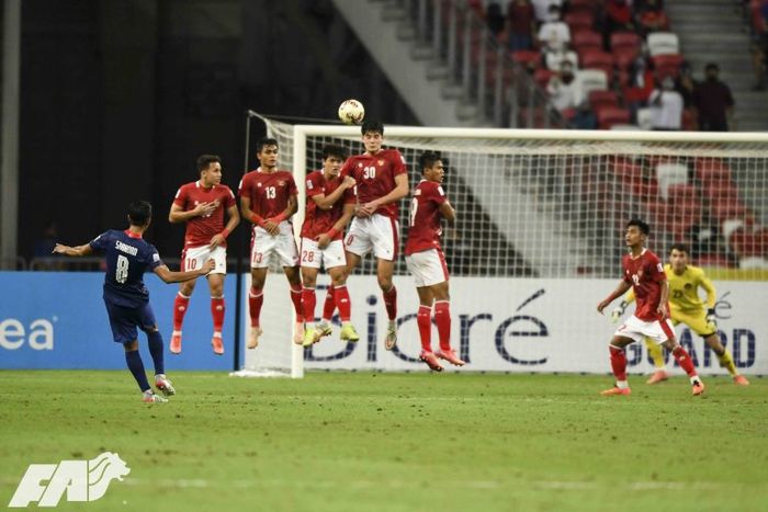 Pemain Singapura, Shahdan Sulaiman, ketika melakukan eksekusi tendangan bebas ke gawang timnas Indonesia di semifinal Piala AFF 2020.