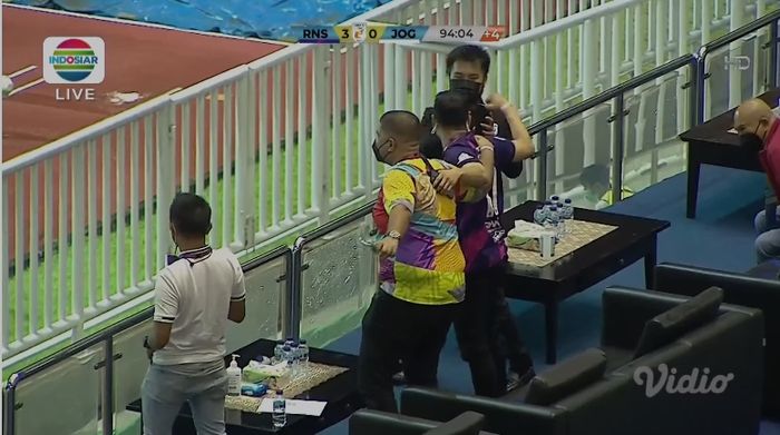 Raffi Ahmad saat merayakan tiket promosi Rans Cilegon FC ke Liga 1 (27/12/2021).