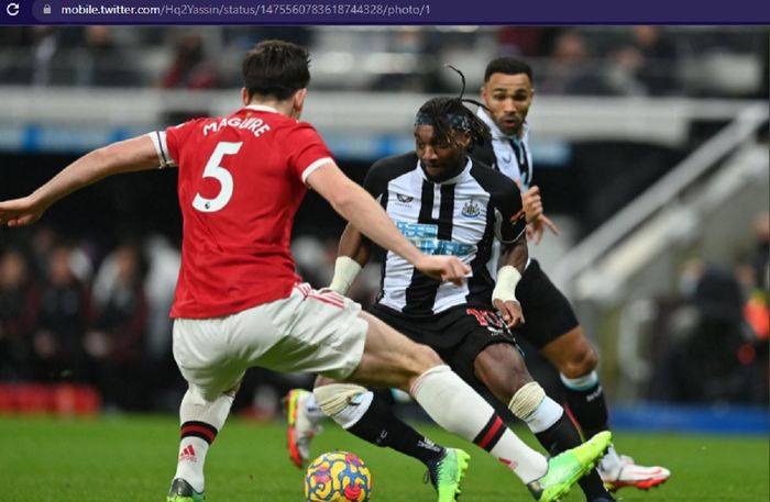 Winger Newcastle United, Allan Saint-Maximin, mencetak gol ke gawang Manchester United di St James' Park untuk melakoni laga pekan ke-19 Liga Inggris 2021-2022 pada Senin (27/12/2021) waktu setempat atau Selasa mulai pukul 03.00 WIB.