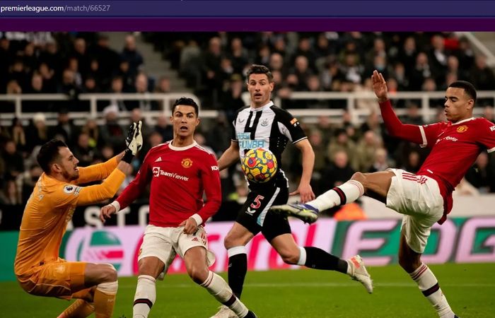 Pemain Manchester United, Mason Greenwood, menendang bola dalam laga kontra Newcastle United di St James' Park dalam laga pekan ke-19 Liga Inggris 2021-2022 pada Senin (27/12/2021) waktu setempat atau Selasa dini hari WIB