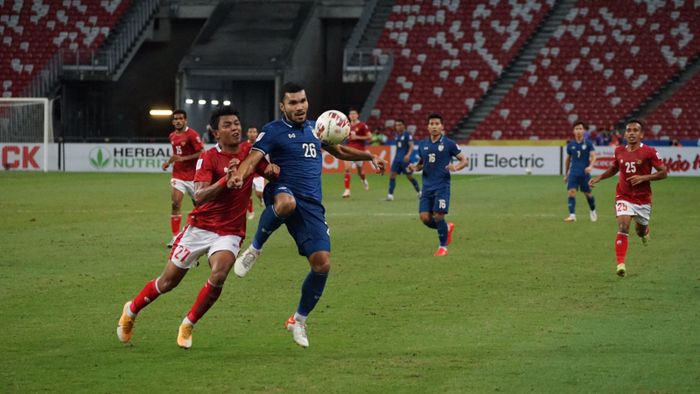 Pemain timnas Indonesia, Dedik Setiawan, berduel bersama bek Thailand