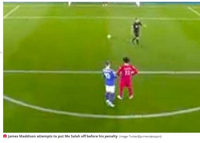 James Maddison mengucapkan sesuatu kepada Mohamed Salah sebelum penalti dalma laga Leicester City vs Liverpool.