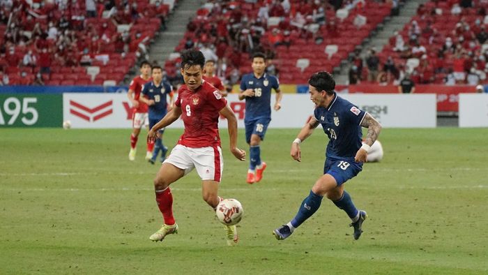 Pemain timnas Indonesia, Witan Sulaeman, saat berduel dengan bek Thailand Tristan Do pada leg pertama final Piala AFF 2020.