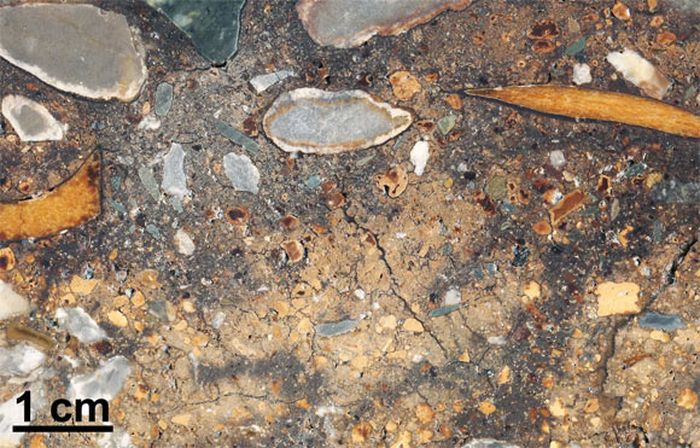 Permukaan bagian blok sedimen yang terawetkan dari Gua Denisova.