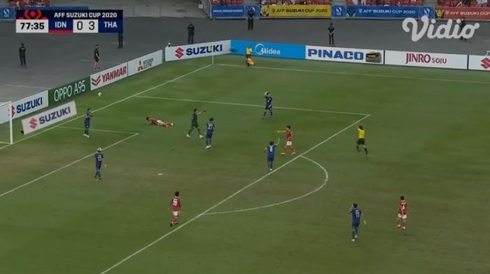Dedik Setiawan saat melakukan diving pada laga Indonesia vs Thailand (29/12/2021). 