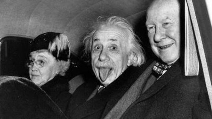 Einstein dengan jenakanya menjulurkan lidah, potret yang diambil Arthur Sasse pada 1951.