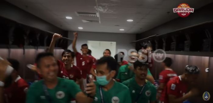 Selebrasi skuat Indonesia usai mengalahkan Singapura di semifinal Piala AFF 2020 (25/12/2021). 