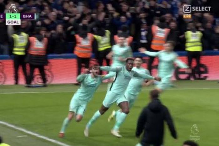 Striker Brighton and Hove Albion, Danny Welbeck, merayakan gol dalam laga Liga Inggris kontra Chelsea di Stadion Stamford Bridge, Rabu (29/12/2021).