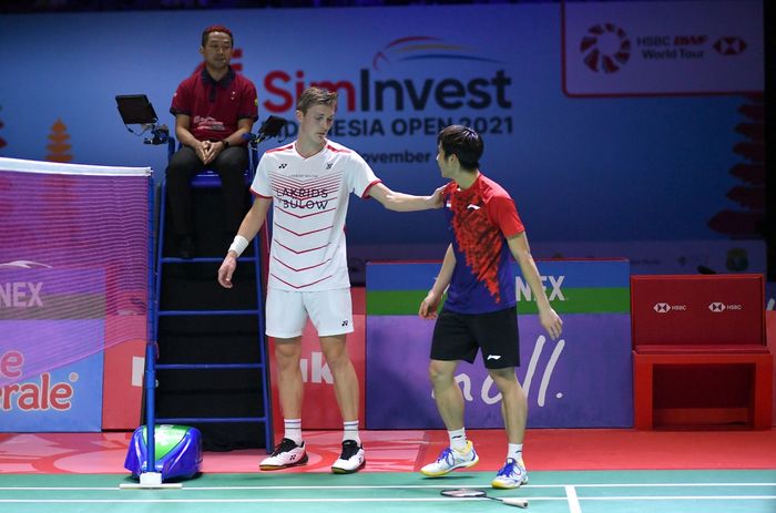 Pebulu tangkis tunggal putra Denmark, Viktor Axelsen (kiri) dan Loh Kean Yew (Singapura) pada final Indonesia Open 2021 di Bali International Convention Centre, Nusa Dua.