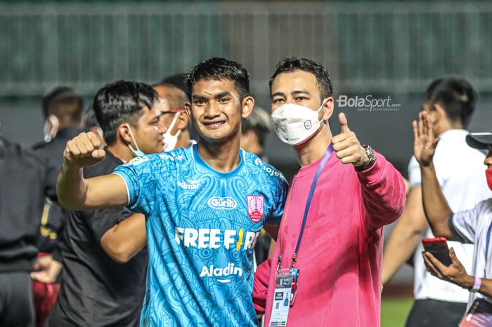 Chairman RANS Cilegon FC, Raffi Ahmad (kanan), nampak sedang berfoto dengan kiper Persis Solo, Harlan Suardi (kiri), seusai laga final Liga 2 2021 di Stadion Pakansari, Bogor, Jawa Barat, 30 Desember 2021.