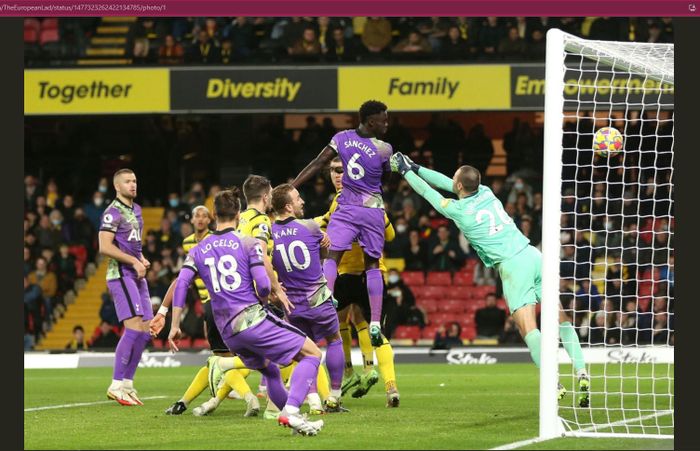 Bek tengah Tottenham Hotspur, Davinson Sanchez, mencetak gol ke gawang Watford pada pekan ke-21 Liga Inggris 2021-2022, Sabtu (1/1/2022).