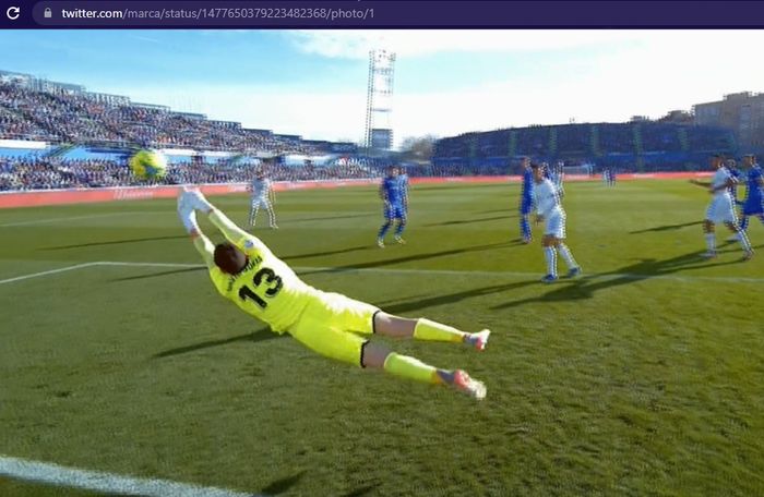 Kiper Getafe, David Soria, menepis tembakan pemain Real Madrid, Casemiro, dalam laga pekan ke-19 Liga Spanyol 2021-2022 di  Stadion Coliseum Alfonso, Minggu (02/01/2022) pukul 20.00 WIB. 