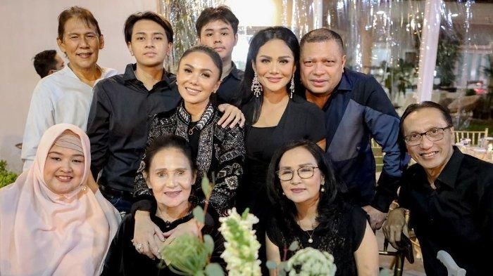 Perayaan tahun baru Krisdayanti dan keluarga