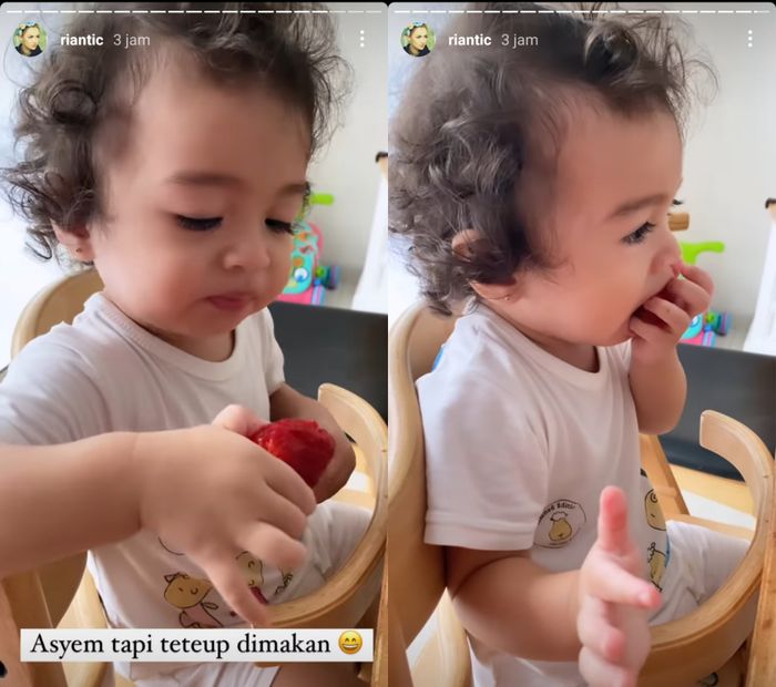 Potret anak Rianti Cartwright saat makan stroberi.