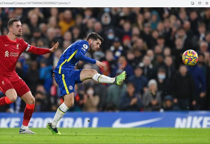 Penyerang Chelsea, Christian Pulisic, mencetak gol ke gawang Liverpool pada pekan ke-21 Liga Inggris 2021-2022 di Stadion Stamford Bridge, Minggu (2/1/2022).