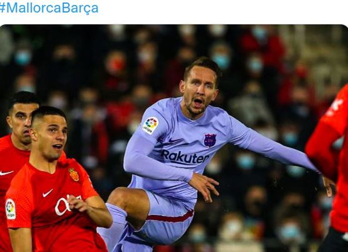 Striker Barcelona, Luuk de Jong, beraksi dalam laga Liga Spanyol kontra RCD Mallorca di Stadion Visit Mallorca, Minggu (2/1/2022).