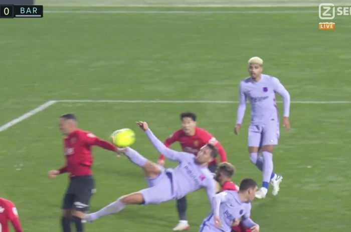 Striker Barcelona, Luuk de Jong, melepaskan tendangan salto dalam laga Liga Spanyol kontra RCD Mallorca di Stadion Visit Mallorca, Minggu (2/1/2022).