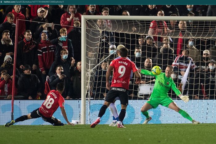 Marc-Andre ter Stegen berhasil menepis sepakan jarak dekat Jaume Costa pada menit-menit terakhir saat Barcelona bersua Real Mallorca.