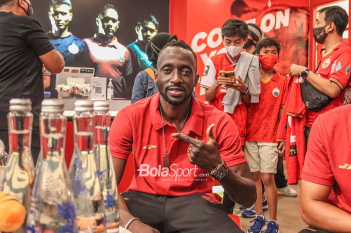 Gelandang baru Persija Jakarta, Makan Konate, sedang berpose foto, 3 Januari 2022.