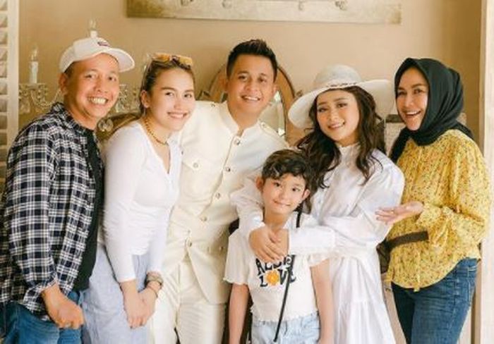 Ayu Ting Ting dan keluarganya menemani Syifa dan calon suaminya, Nanda Fachrizal, saat foto prewedding di Bali