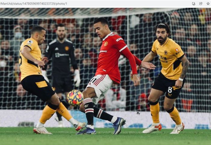 Penyerang Manchester United, Mason Greenwood, berduel dengan bek Wolves, Marcal, pada laga pekan ke-21 Liga Inggris 2021-2022, Senin (3/1/2022).